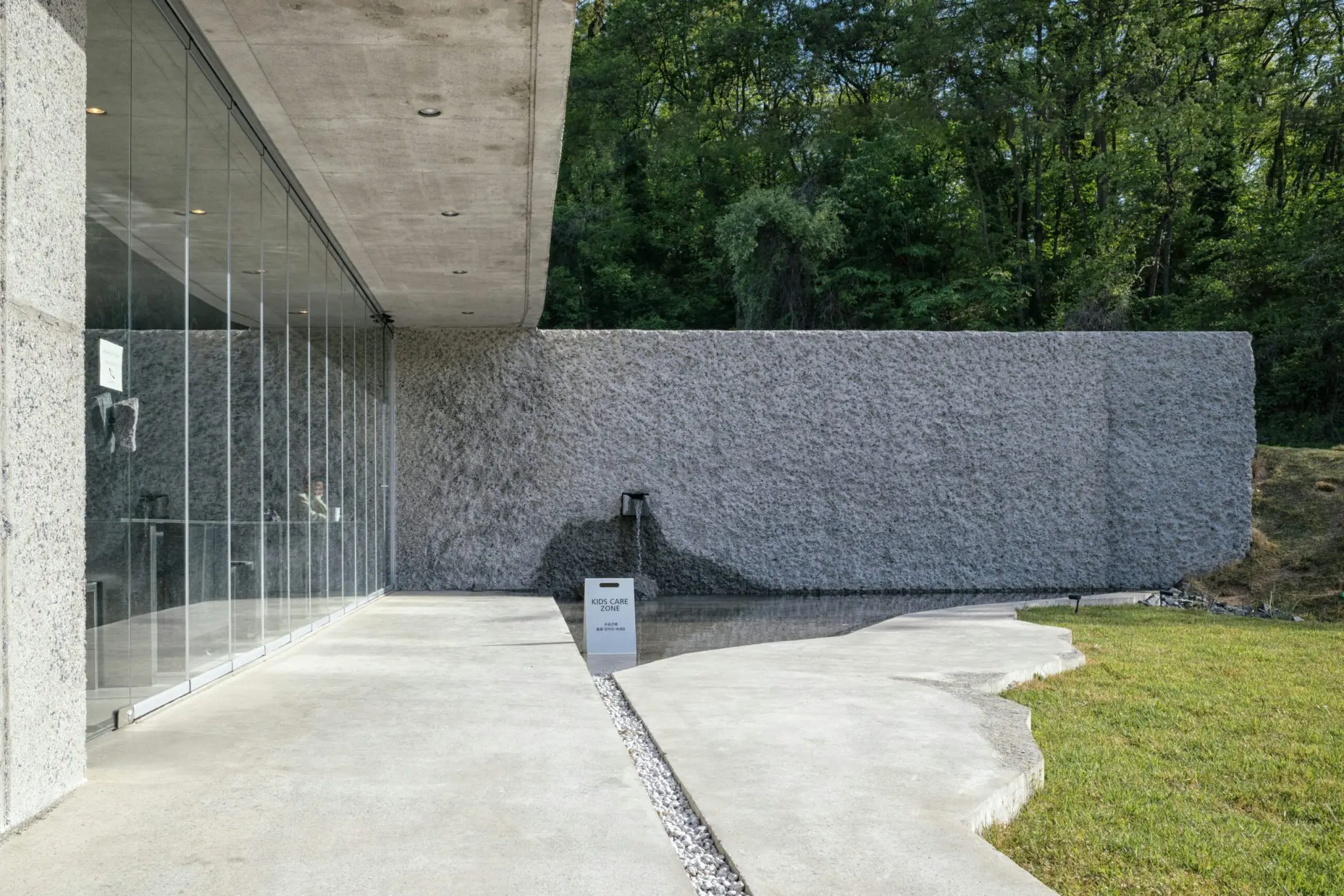 Concrete retaining wall scaled